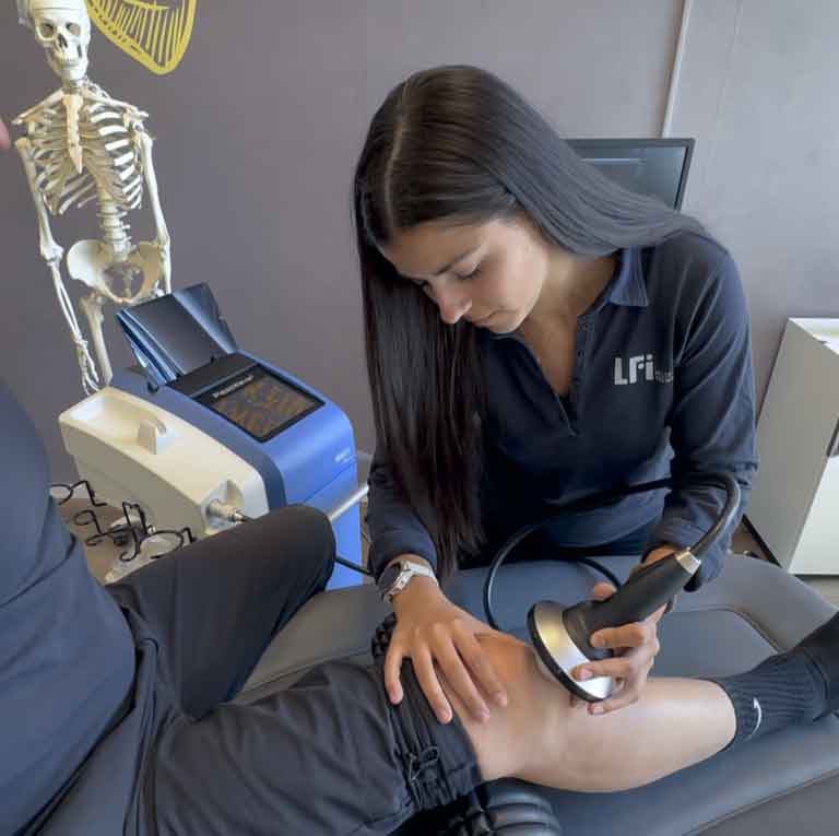 Behandling med trykkbølgeapparat utført av terapeut hos LFI Helse + Trening i Lillestrøm