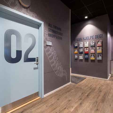 Inngangsparti til LFI Helse + Trening med tydelig skilting og moderne interiør