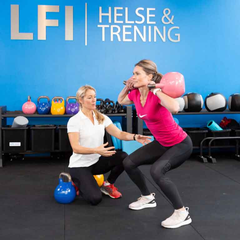 Personlig trening i treningssal med slynge og kettlebell hos LFI Helse + Trening